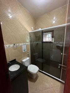 ein Badezimmer mit Toilette, Dusche und Waschbecken in der Unterkunft casa das bromelias prainha in Paraty + 21 Fotos