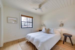 ein weißes Schlafzimmer mit einem Bett und einem Fenster in der Unterkunft Flagstaff Vacation Rental Near Hiking and Fishing! in Flagstaff