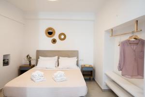 ein Schlafzimmer mit einem Bett mit Handtüchern darauf in der Unterkunft MYKONOS HOUSE Wanderlust , Mykonos Town in Mykonos Stadt