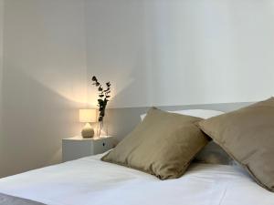 Łóżko lub łóżka w pokoju w obiekcie La Petite Maison du 9