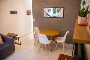 una sala da pranzo con tavolo e sedie bianche di Vista Verde Laranjeiras a Rio de Janeiro