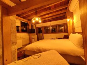Begam Butik Otel في أفانوس: غرفة نوم بسريرين في غرفة