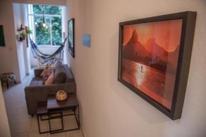 een woonkamer met een tv aan de muur bij Vista Verde Laranjeiras in Rio de Janeiro
