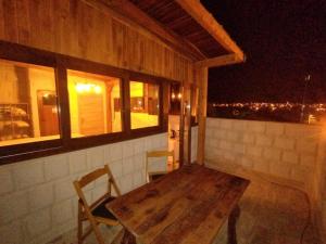 un tavolo in legno con sedie in una stanza con finestra di Begam Butik Otel ad Avanos