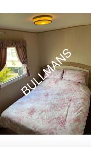 A bed or beds in a room at Delightful 3 bedroom caravan, HAVEN site the orchards
