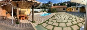 a courtyard with a swimming pool and a house at POUSADA FÊNIX in Viçosa