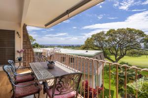 un patio con tavolo e sedie sul balcone. di Hale Hāhālua - Hale Hahalua - Serenity and Ocean Views in Kona now with AC a Kailua-Kona