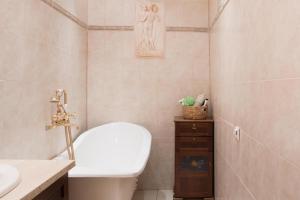 La salle de bains est pourvue de toilettes blanches et d'un lavabo. dans l'établissement Classy apartment in good neighbourhood, à Riga