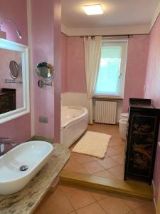 a bathroom with a sink and a tub and a toilet at Casa Vacanze AL CAPRIANO appartamento Lampone in Cantello