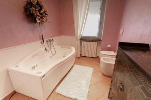 a bathroom with a bath tub and a toilet at Casa Vacanze AL CAPRIANO appartamento Lampone in Cantello