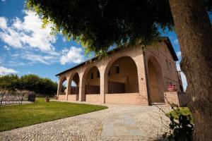 a brick building with arches on the side of it at Villetta verde Smeraldo in Vignale Monferrato