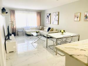 a living room with a couch and a table at Stylish 1BR Condo 1Block to Aventura Mall in Aventura