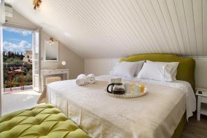 een slaapkamer met een bed en een dienblad met kaarsen erop bij Magnolia Apartments in Fiskardho
