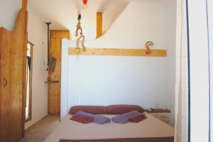 1 dormitorio con 1 cama en una habitación en Άνεσις διαμέρισμα στην Πάρο en Aliki