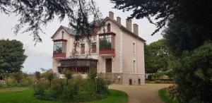 a large house with aventh floor at Maison de Berry Bed & Breakfast in Villedieu-les-Poêles