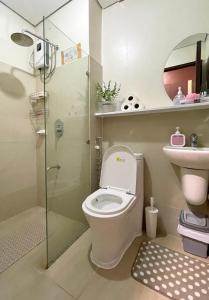 ein Bad mit einem WC und einem Waschbecken in der Unterkunft Hannah’s Morning Sun - Studio Room in Manila