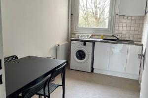 Η κουζίνα ή μικρή κουζίνα στο Le Vilmorin - Balcon - 4 prs - Proche Paris +4 φωτογραφίες