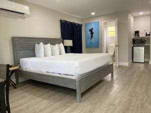 a bedroom with a large bed and a kitchen at Amoray Dive Resort in Key Largo