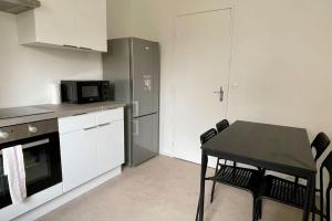 Η κουζίνα ή μικρή κουζίνα στο Le Vilmorin - Balcon - 4 prs - Proche Paris