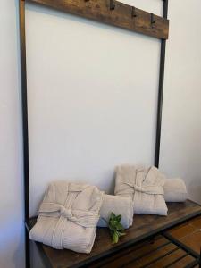 - deux serviettes assises sur une étagère en bois dans l'établissement La Casita de mimo., 