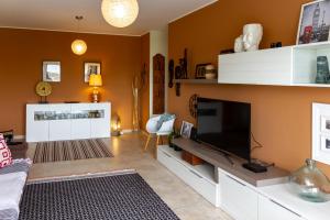 ペニシェにあるAlojamento Nuno Moçoのリビングルーム(薄型テレビ付) +15枚の写真