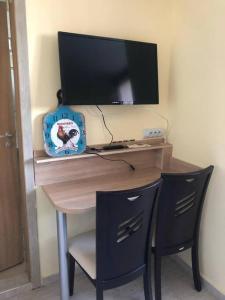 een bureau met een computermonitor en 2 stoelen bij Cute Studio Apt, Pollo Resort in Sunny Beach