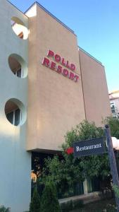 een gebouw met een bord voor een poloresort bij Cute Studio Apt, Pollo Resort in Sunny Beach
