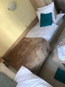 een bed in een kamer met een groen kussen erop bij Cute Studio Apt, Pollo Resort in Sunny Beach +2 foto's