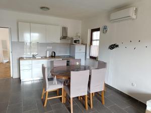 Kuchyňa alebo kuchynka v ubytovaní Apartments Devic + 18 fotografií