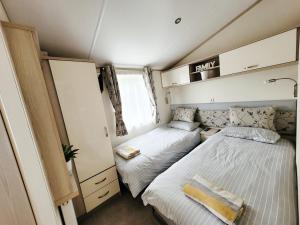 a bedroom with two beds in a tiny house at Meadow Lodge in South Cerney