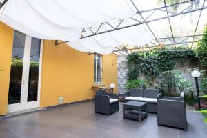 un patio con sedie e tavolo in un edificio di The Secret Garden a Como