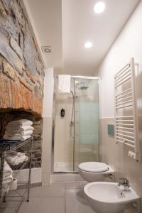 La salle de bains est pourvue d'une douche, de toilettes et d'un lavabo. dans l'établissement The Secret Garden, à Côme