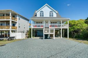 トップセール・ビーチにあるTopsail Beach Vacation Rental Idyllic Ocean Viewsの広い白い家(ポーチ付)