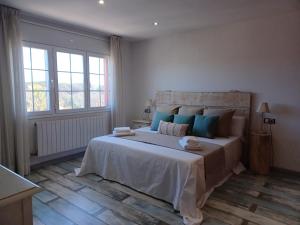A bed or beds in a room at Piscina de sal Barbacoa Wifi, Parking Gratis, 3 min PGA Casa El Roble