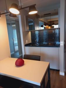 una cocina con una mesa con un sombrero rojo. en Estanplaza Berrini en São Paulo