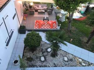 Elle offre une vue aérienne sur un jardin doté d'un canapé et d'une terrasse. dans l'établissement Maison de charme au calme à 10mn du centre ville, à La Rochelle
