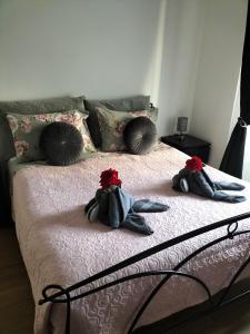 Un pat sau paturi într-o cameră la Red Roses Domus Rome