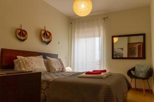 ペニシェにあるAlojamento Nuno Moçoのベッドとタオル2枚のある寝室