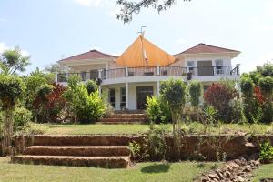 una imagen de una casa con jardín en Themi View, en Arusha