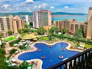 uma vista a partir de uma varanda de um resort com piscina em 2 Bed, Royal Beach Barcelo Hotel em Sunny Beach