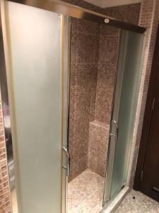 uma cabina de duche com uma porta de vidro na casa de banho em 2 Bed, Royal Beach Barcelo Hotel em Sunny Beach