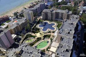 uma vista aérea de uma cidade com um grande puzzle em 2 Bed, Royal Beach Barcelo Hotel em Sunny Beach