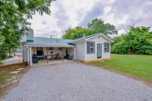 ein kleines weißes Haus mit großer Auffahrt in der Unterkunft Southern Jewel in Tuscaloosa