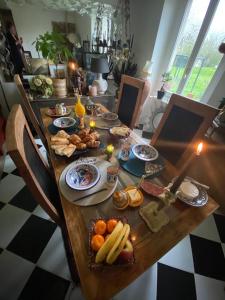 - une table en bois avec de la nourriture dans l'établissement Villa mon repos Annebecq, à Landelles-et-Coupigny