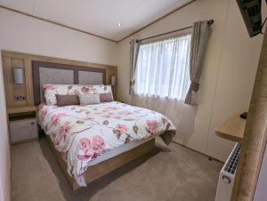 מיטה או מיטות בחדר ב-Flamingo Lodge - Mallard Lake