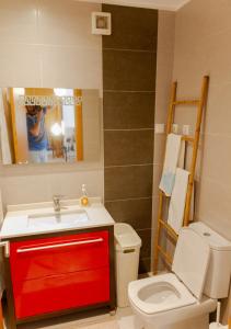 ペニシェにあるAlojamento Nuno Moçoのバスルーム(赤いキャビネット、トイレ付)