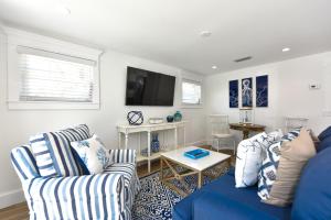 sala de estar con sofá azul y TV en Bimini Breeze, en Siesta Key