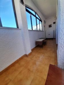 um quarto vazio com uma mesa e uma janela em Studio Cielo- pool, wi-fi & more em Los Urrutias