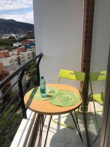 un tavolo e due sedie su un balcone con vista di Caliview Apartahotel Andalaya a Cali