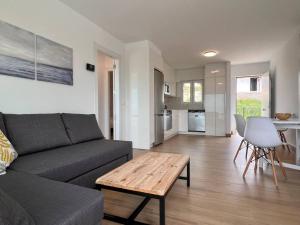 una sala de estar con un sofá y una mesa en Apartamento Puerta de Comillas - Monabri, en Canales